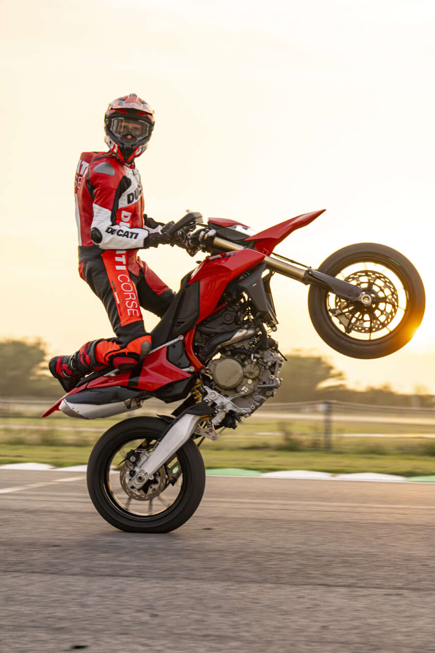 Ducati Hypermotard 698 Mono didedah – enjin satu silinder 77.5 hp, berat 151 kg, suspensi boleh laras 1690751