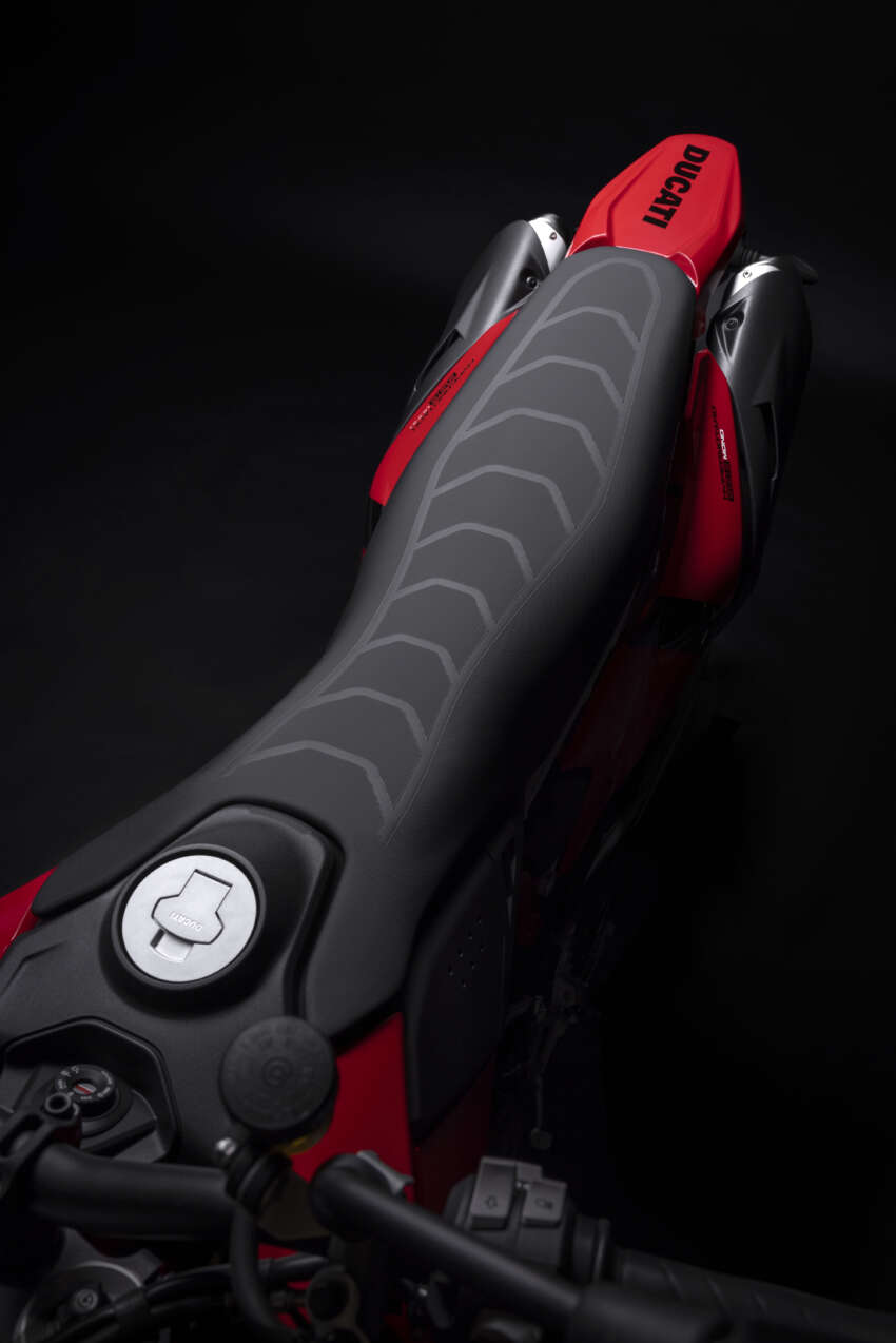 Ducati Hypermotard 698 Mono didedah – enjin satu silinder 77.5 hp, berat 151 kg, suspensi boleh laras 1690742