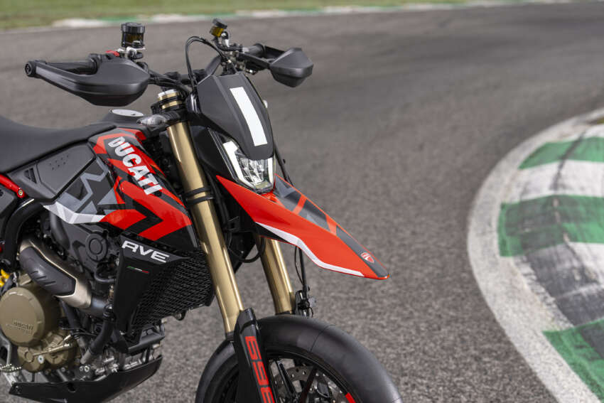 Ducati Hypermotard 698 Mono didedah – enjin satu silinder 77.5 hp, berat 151 kg, suspensi boleh laras 1690936