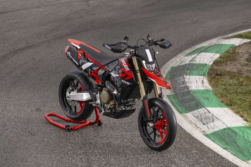 Ducati Hypermotard 698 Mono didedah – enjin satu silinder 77.5 hp, berat 151 kg, suspensi boleh laras 1690991