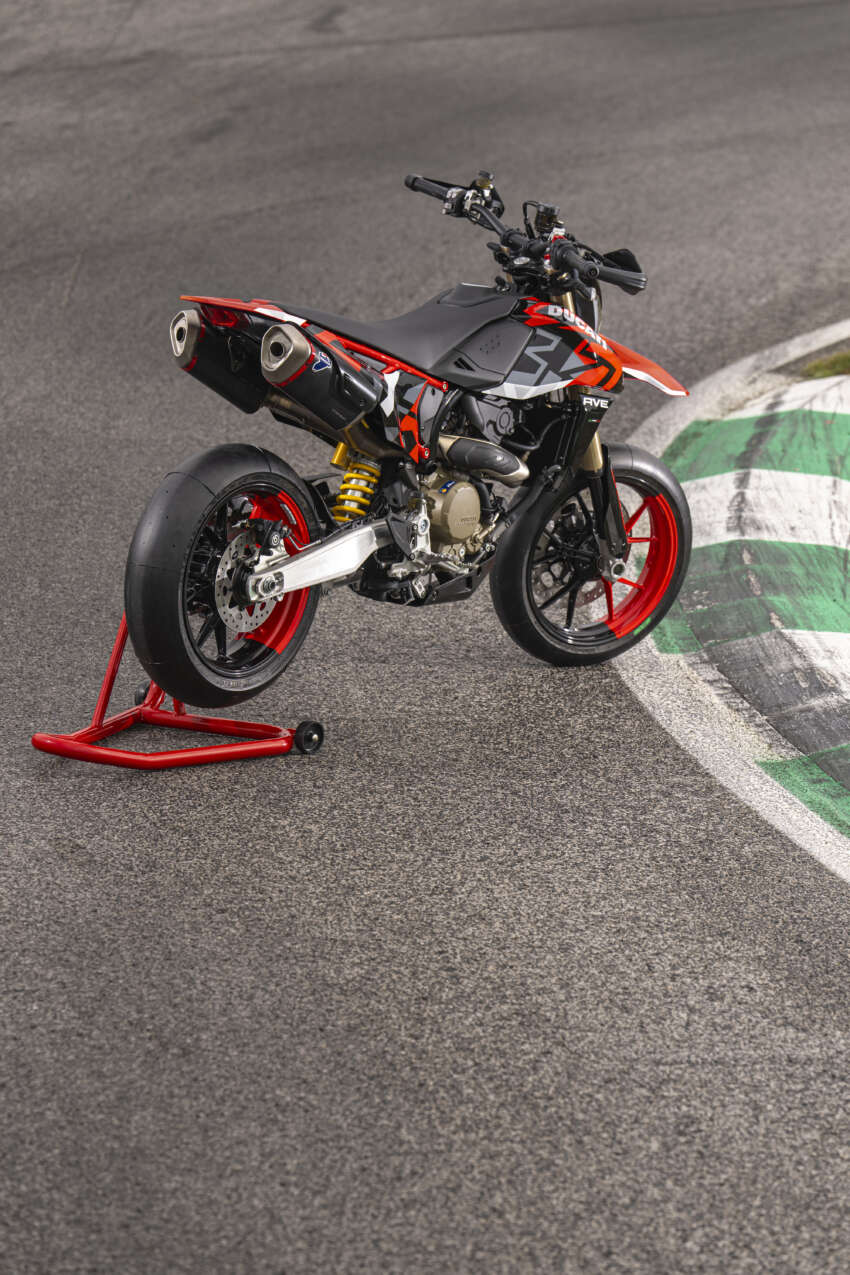 Ducati Hypermotard 698 Mono didedah – enjin satu silinder 77.5 hp, berat 151 kg, suspensi boleh laras 1690984