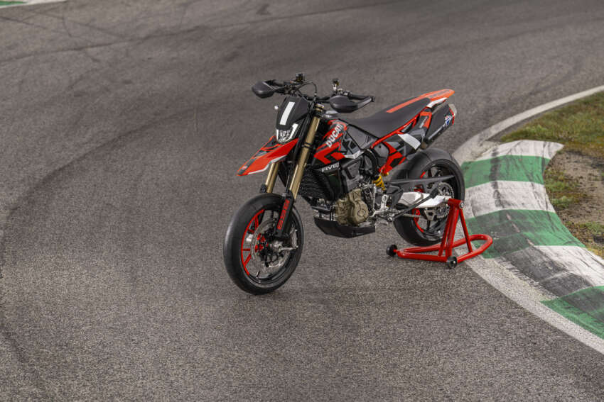 Ducati Hypermotard 698 Mono didedah – enjin satu silinder 77.5 hp, berat 151 kg, suspensi boleh laras 1690989