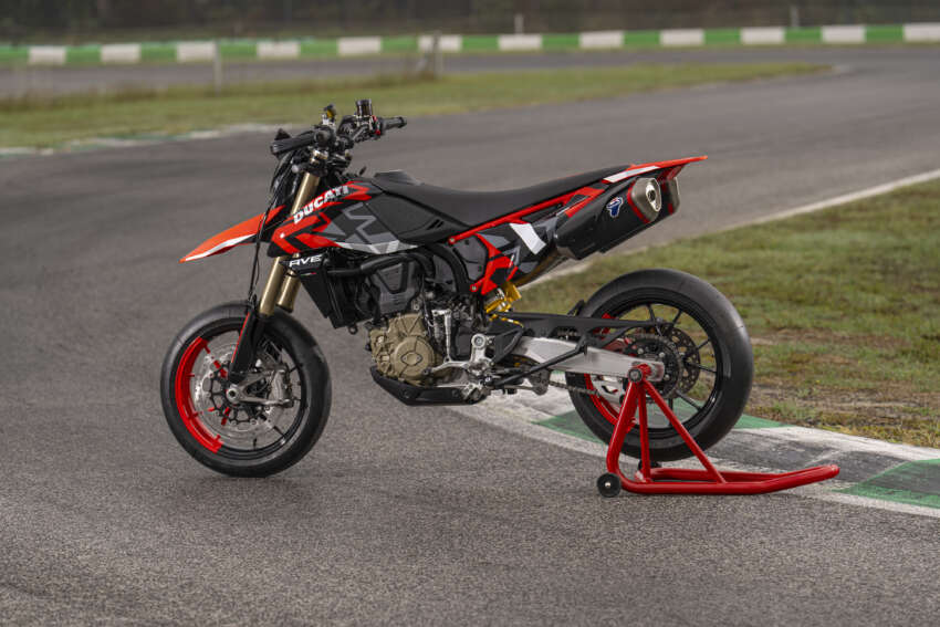 Ducati Hypermotard 698 Mono didedah – enjin satu silinder 77.5 hp, berat 151 kg, suspensi boleh laras 1690990