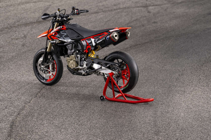 Ducati Hypermotard 698 Mono didedah – enjin satu silinder 77.5 hp, berat 151 kg, suspensi boleh laras 1690992