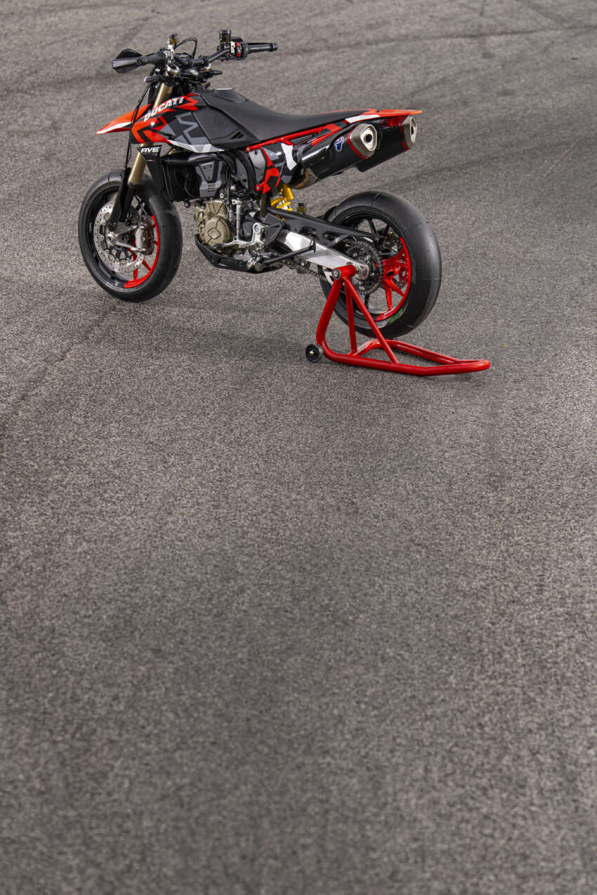 Ducati Hypermotard 698 Mono didedah – enjin satu silinder 77.5 hp, berat 151 kg, suspensi boleh laras 1690985