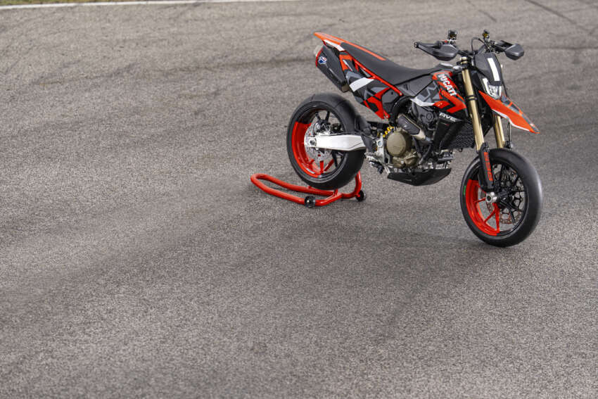 Ducati Hypermotard 698 Mono didedah – enjin satu silinder 77.5 hp, berat 151 kg, suspensi boleh laras 1690993