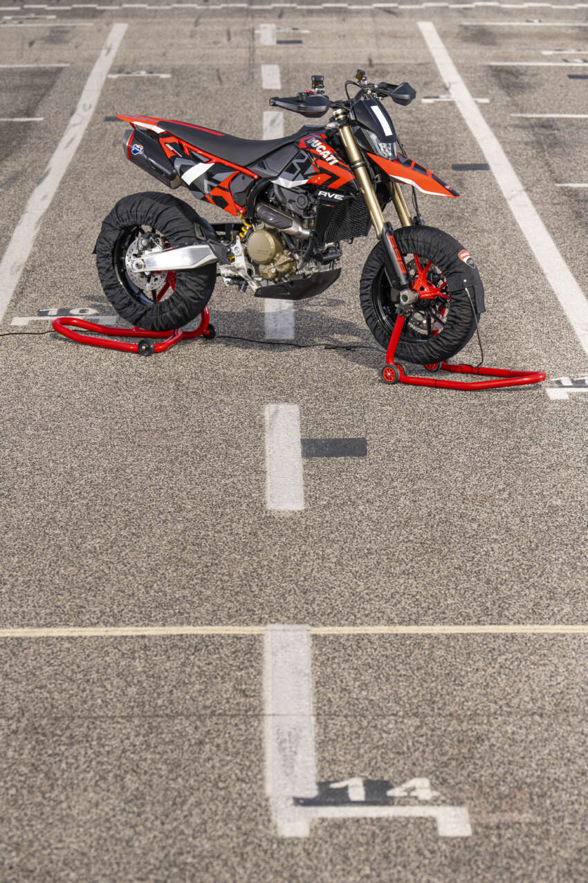 Ducati Hypermotard 698 Mono didedah – enjin satu silinder 77.5 hp, berat 151 kg, suspensi boleh laras 1690987