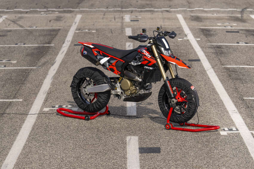 Ducati Hypermotard 698 Mono didedah – enjin satu silinder 77.5 hp, berat 151 kg, suspensi boleh laras 1690994