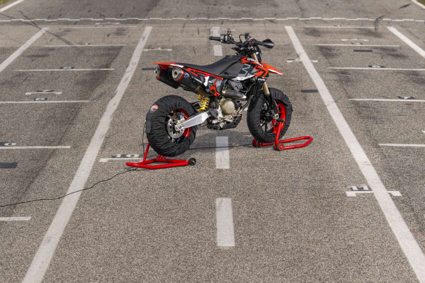 Ducati Hypermotard 698 Mono didedah – enjin satu silinder 77.5 hp, berat 151 kg, suspensi boleh laras 1690995
