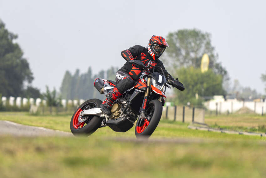 Ducati Hypermotard 698 Mono didedah – enjin satu silinder 77.5 hp, berat 151 kg, suspensi boleh laras 1690952