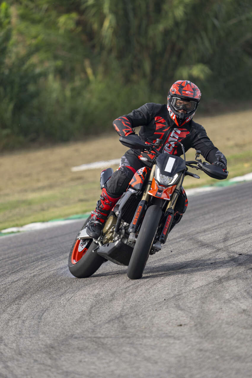Ducati Hypermotard 698 Mono didedah – enjin satu silinder 77.5 hp, berat 151 kg, suspensi boleh laras 1690943