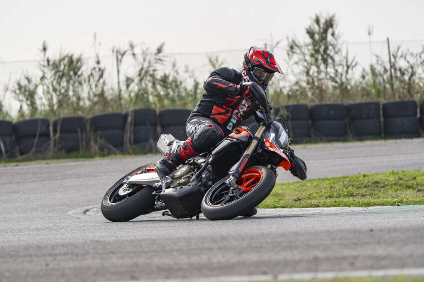 Ducati Hypermotard 698 Mono didedah – enjin satu silinder 77.5 hp, berat 151 kg, suspensi boleh laras 1690953