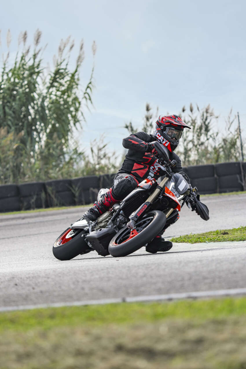 Ducati Hypermotard 698 Mono didedah – enjin satu silinder 77.5 hp, berat 151 kg, suspensi boleh laras 1690946