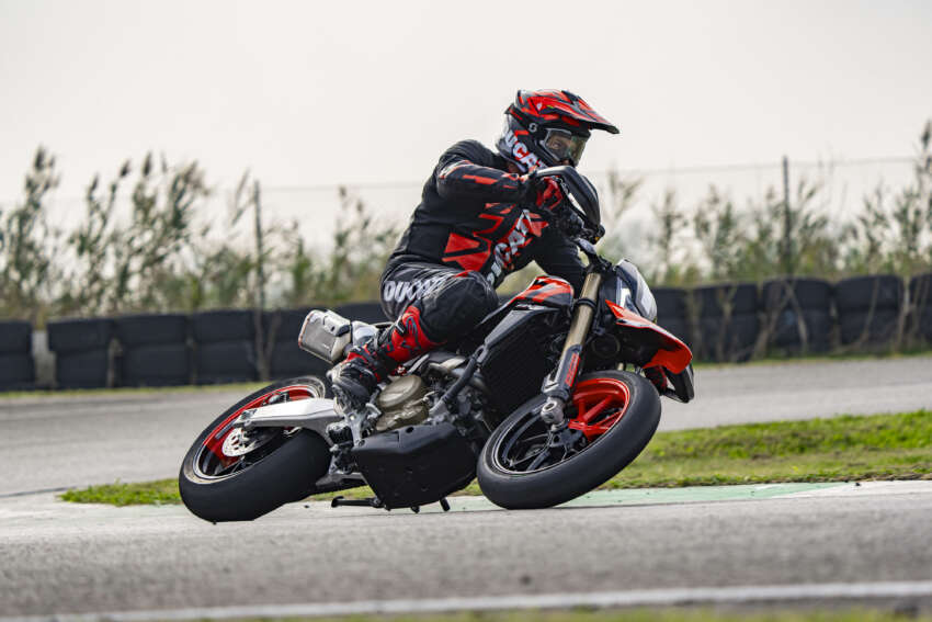 Ducati Hypermotard 698 Mono didedah – enjin satu silinder 77.5 hp, berat 151 kg, suspensi boleh laras 1690956