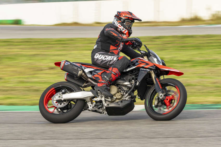 Ducati Hypermotard 698 Mono didedah – enjin satu silinder 77.5 hp, berat 151 kg, suspensi boleh laras 1690957