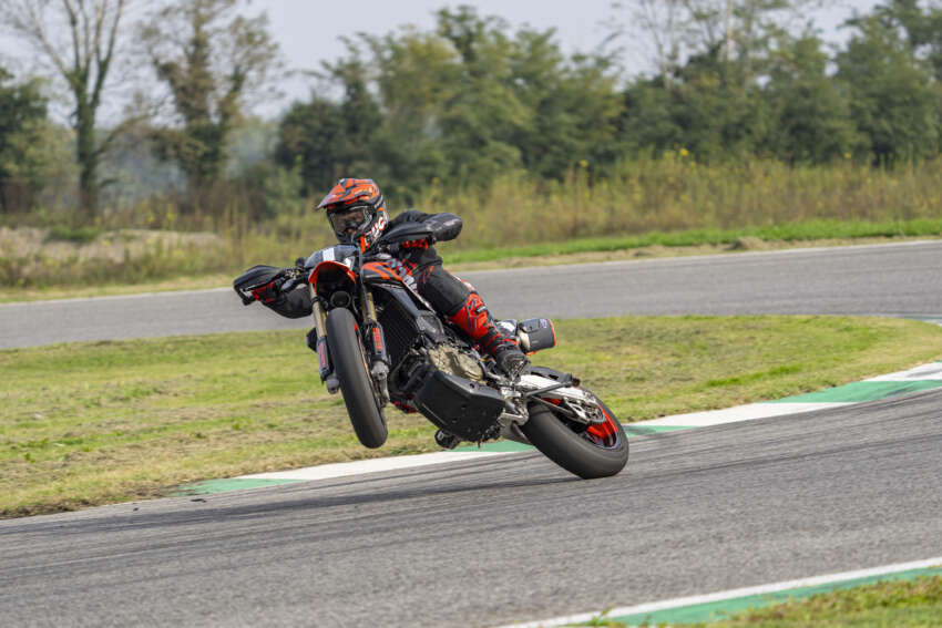 Ducati Hypermotard 698 Mono didedah – enjin satu silinder 77.5 hp, berat 151 kg, suspensi boleh laras 1690959