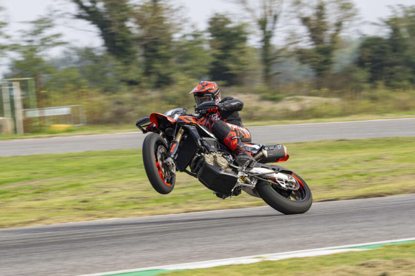 Ducati Hypermotard 698 Mono didedah – enjin satu silinder 77.5 hp, berat 151 kg, suspensi boleh laras 1690960