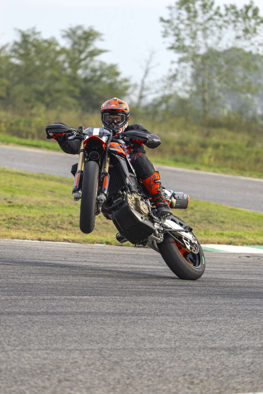 Ducati Hypermotard 698 Mono didedah – enjin satu silinder 77.5 hp, berat 151 kg, suspensi boleh laras 1690947
