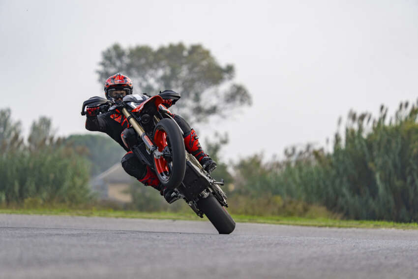 Ducati Hypermotard 698 Mono didedah – enjin satu silinder 77.5 hp, berat 151 kg, suspensi boleh laras 1690962