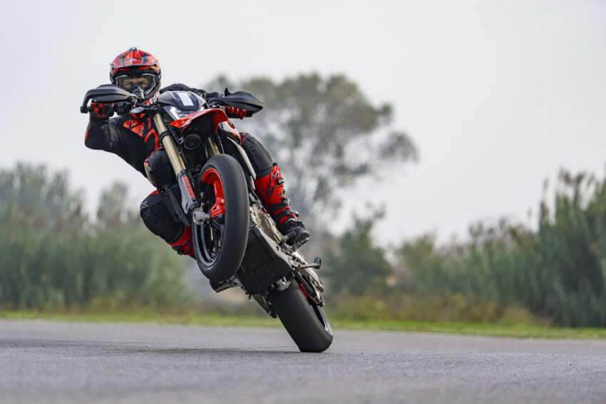 Ducati Hypermotard 698 Mono didedah – enjin satu silinder 77.5 hp, berat 151 kg, suspensi boleh laras 1690963