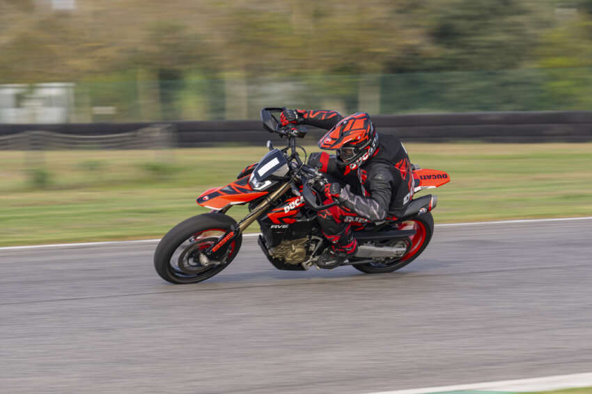 Ducati Hypermotard 698 Mono didedah – enjin satu silinder 77.5 hp, berat 151 kg, suspensi boleh laras 1690971