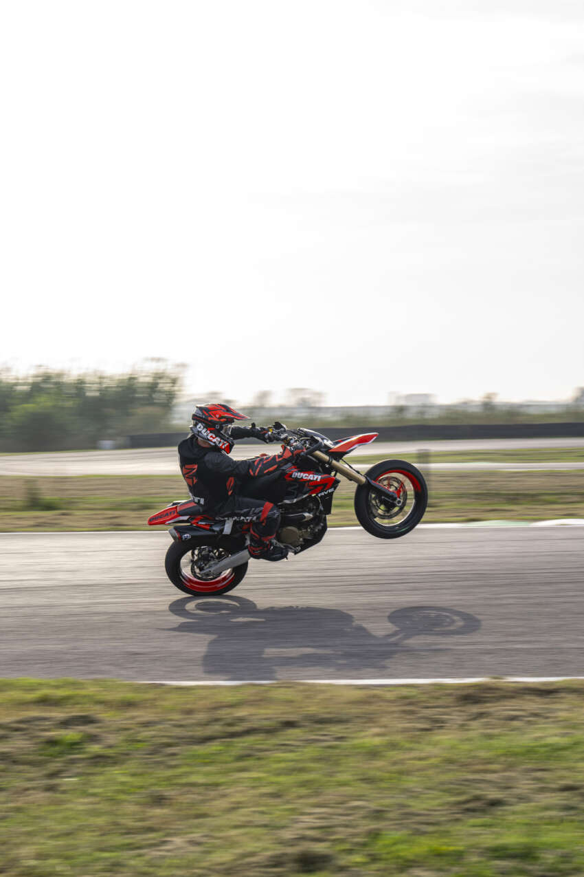 Ducati Hypermotard 698 Mono didedah – enjin satu silinder 77.5 hp, berat 151 kg, suspensi boleh laras 1690948