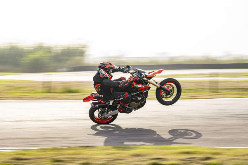 Ducati Hypermotard 698 Mono didedah – enjin satu silinder 77.5 hp, berat 151 kg, suspensi boleh laras 1690964