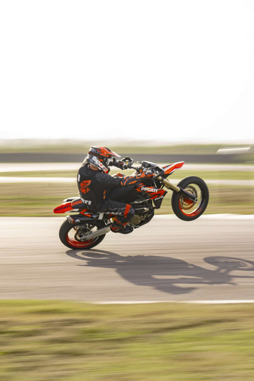 Ducati Hypermotard 698 Mono didedah – enjin satu silinder 77.5 hp, berat 151 kg, suspensi boleh laras 1690949