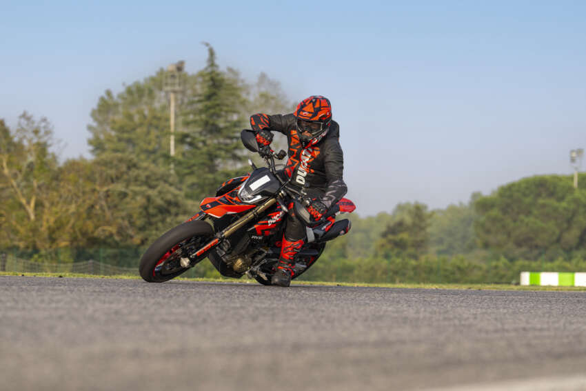 Ducati Hypermotard 698 Mono didedah – enjin satu silinder 77.5 hp, berat 151 kg, suspensi boleh laras 1690965