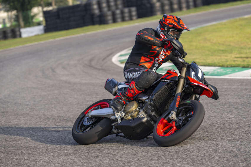 Ducati Hypermotard 698 Mono didedah – enjin satu silinder 77.5 hp, berat 151 kg, suspensi boleh laras 1690967