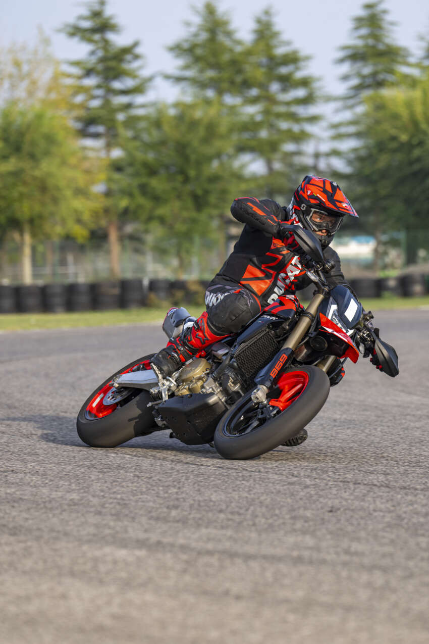 Ducati Hypermotard 698 Mono didedah – enjin satu silinder 77.5 hp, berat 151 kg, suspensi boleh laras 1690950