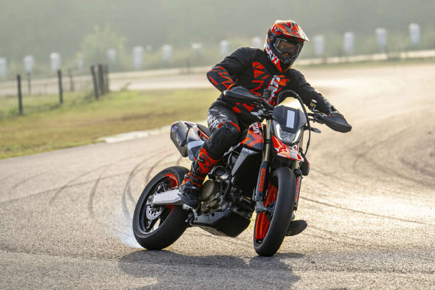 Ducati Hypermotard 698 Mono didedah – enjin satu silinder 77.5 hp, berat 151 kg, suspensi boleh laras 1690974
