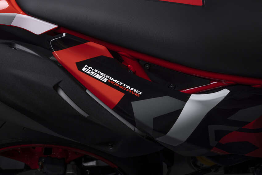 Ducati Hypermotard 698 Mono didedah – enjin satu silinder 77.5 hp, berat 151 kg, suspensi boleh laras 1690872