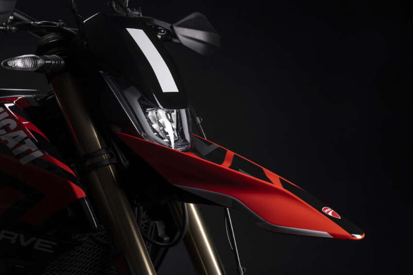 Ducati Hypermotard 698 Mono didedah – enjin satu silinder 77.5 hp, berat 151 kg, suspensi boleh laras 1690887