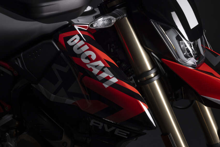 Ducati Hypermotard 698 Mono didedah – enjin satu silinder 77.5 hp, berat 151 kg, suspensi boleh laras 1690889