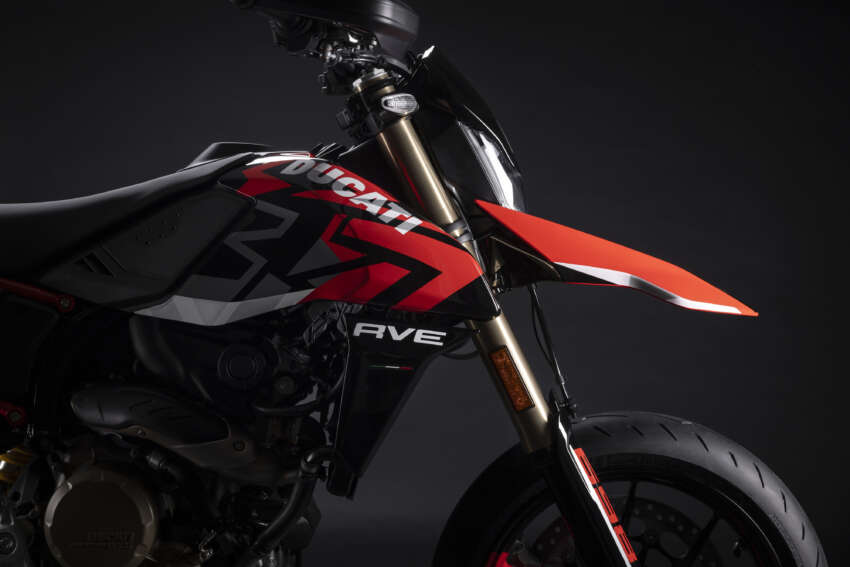 Ducati Hypermotard 698 Mono didedah – enjin satu silinder 77.5 hp, berat 151 kg, suspensi boleh laras 1690890
