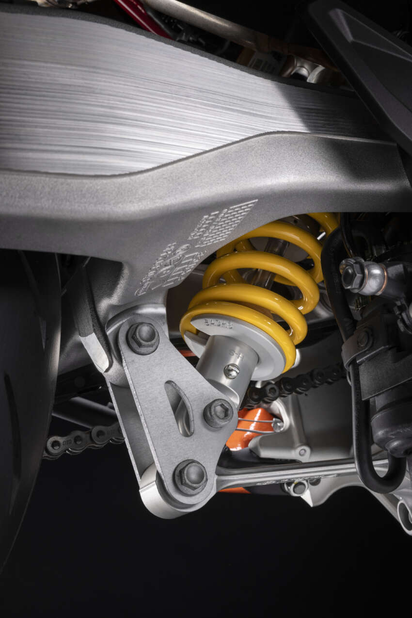Ducati Hypermotard 698 Mono didedah – enjin satu silinder 77.5 hp, berat 151 kg, suspensi boleh laras 1690862