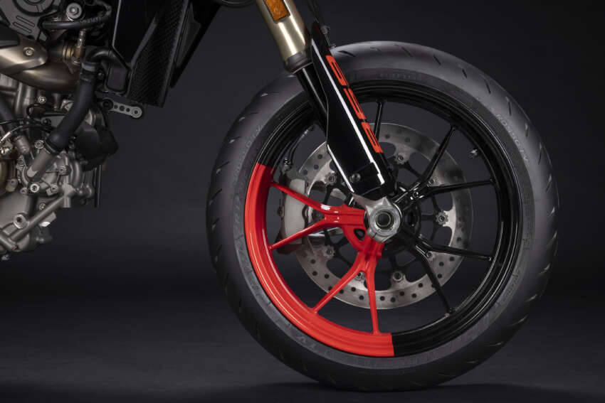 Ducati Hypermotard 698 Mono didedah – enjin satu silinder 77.5 hp, berat 151 kg, suspensi boleh laras 1690917