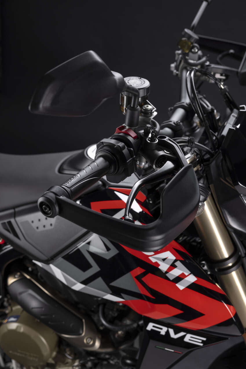 Ducati Hypermotard 698 Mono didedah – enjin satu silinder 77.5 hp, berat 151 kg, suspensi boleh laras 1690863