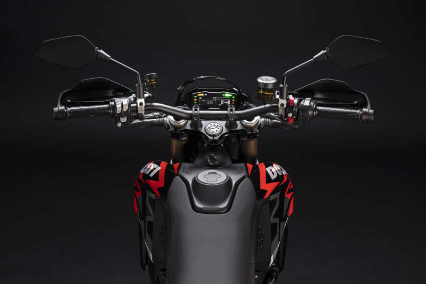 Ducati Hypermotard 698 Mono didedah – enjin satu silinder 77.5 hp, berat 151 kg, suspensi boleh laras 1690874