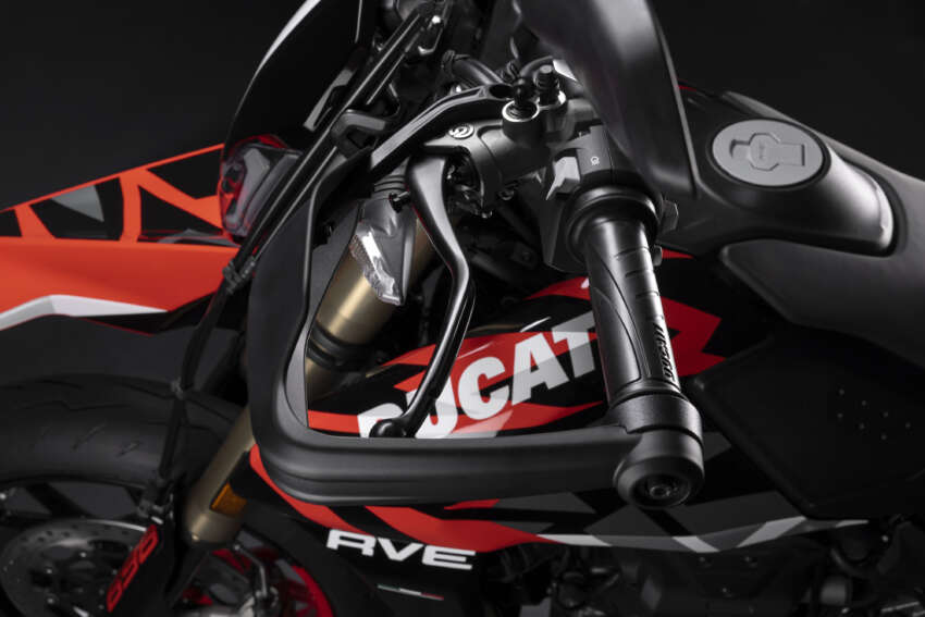 Ducati Hypermotard 698 Mono didedah – enjin satu silinder 77.5 hp, berat 151 kg, suspensi boleh laras 1690894