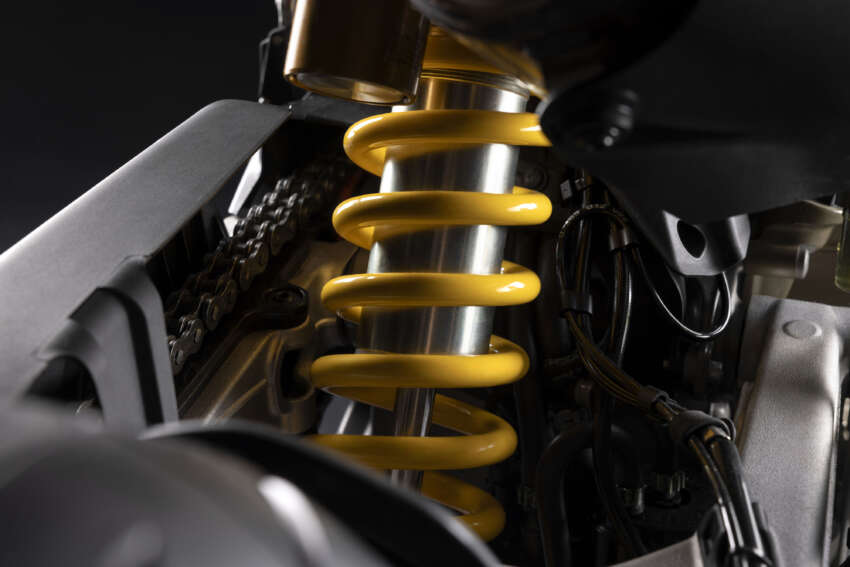 Ducati Hypermotard 698 Mono didedah – enjin satu silinder 77.5 hp, berat 151 kg, suspensi boleh laras 1690899