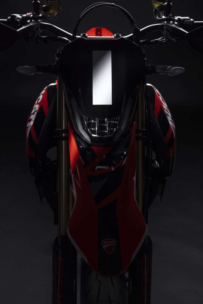 Ducati Hypermotard 698 Mono didedah – enjin satu silinder 77.5 hp, berat 151 kg, suspensi boleh laras 1690860