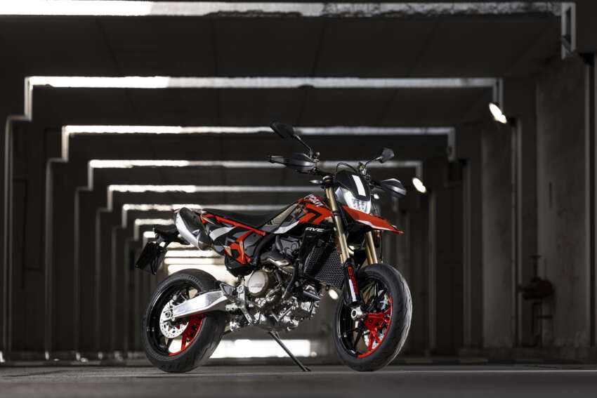 Ducati Hypermotard 698 Mono didedah – enjin satu silinder 77.5 hp, berat 151 kg, suspensi boleh laras 1690996