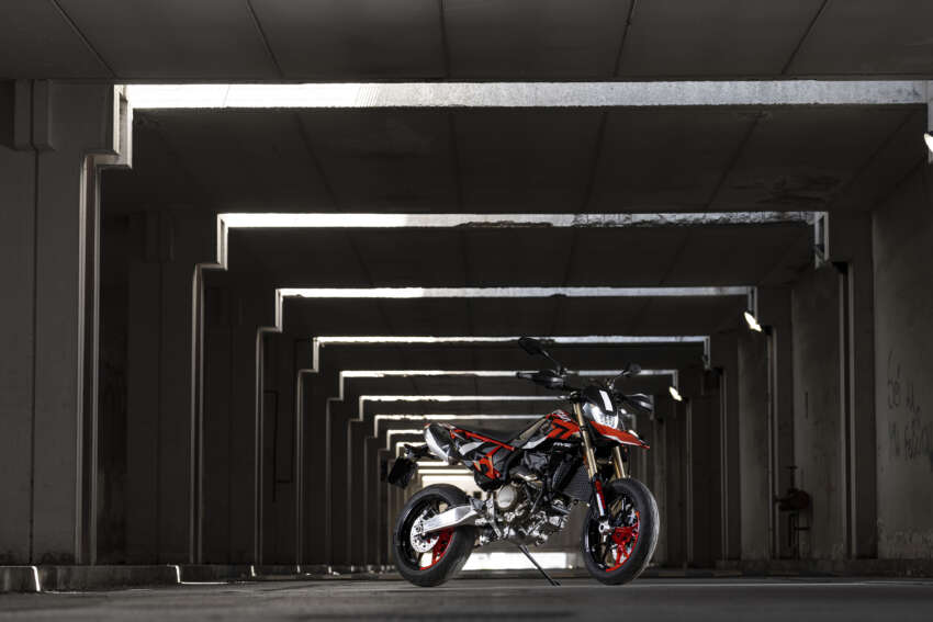 Ducati Hypermotard 698 Mono didedah – enjin satu silinder 77.5 hp, berat 151 kg, suspensi boleh laras 1690997