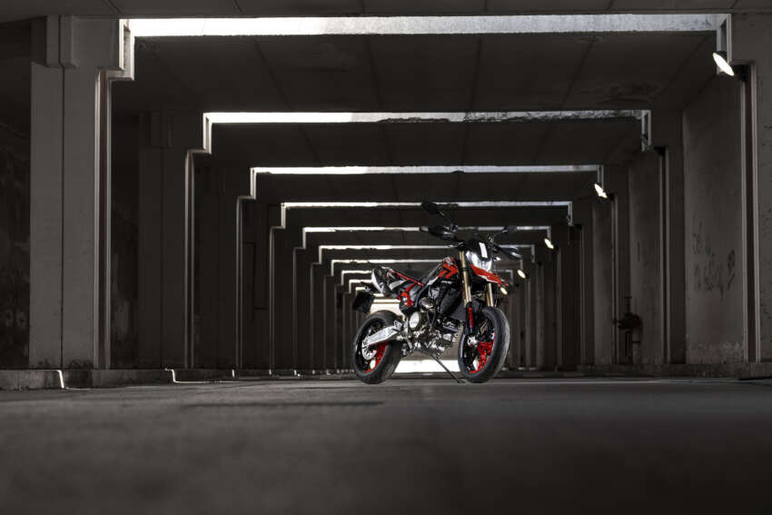 Ducati Hypermotard 698 Mono didedah – enjin satu silinder 77.5 hp, berat 151 kg, suspensi boleh laras 1690998