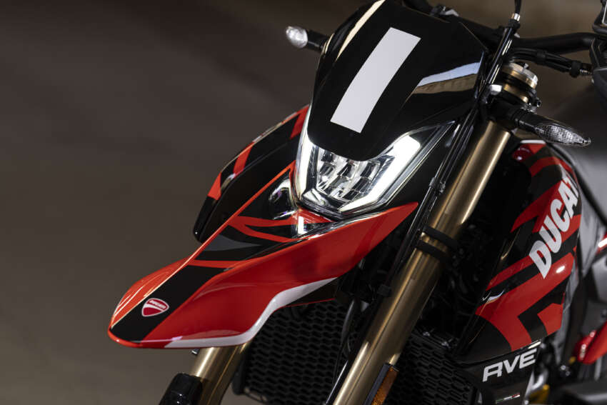 Ducati Hypermotard 698 Mono didedah – enjin satu silinder 77.5 hp, berat 151 kg, suspensi boleh laras 1690875
