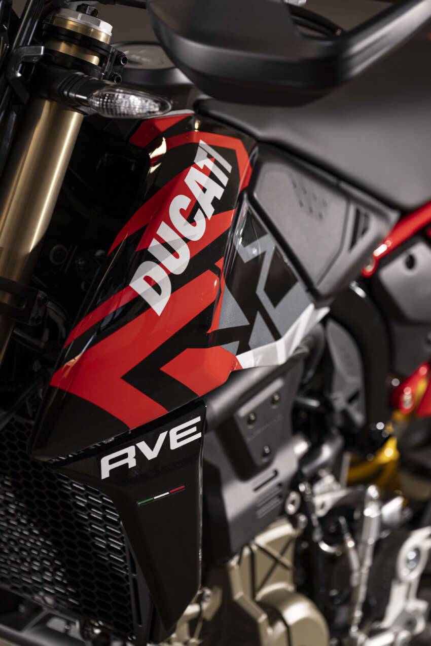Ducati Hypermotard 698 Mono didedah – enjin satu silinder 77.5 hp, berat 151 kg, suspensi boleh laras 1690876