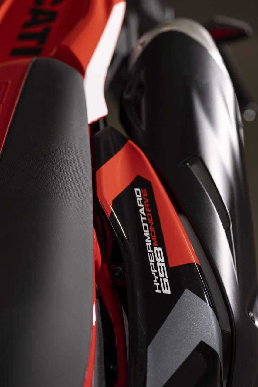 Ducati Hypermotard 698 Mono didedah – enjin satu silinder 77.5 hp, berat 151 kg, suspensi boleh laras 1690878