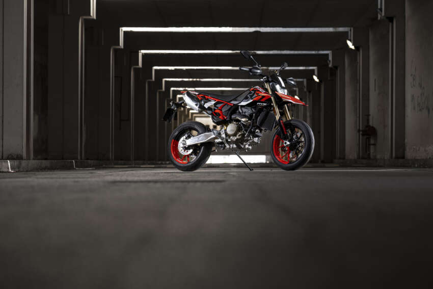 Ducati Hypermotard 698 Mono didedah – enjin satu silinder 77.5 hp, berat 151 kg, suspensi boleh laras 1691003